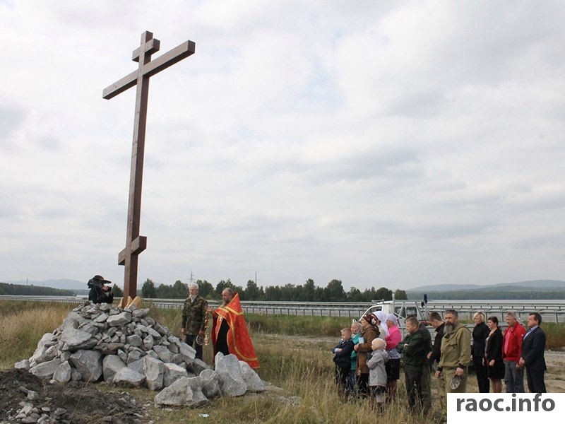 Освящение поклонного креста при въезде в Касли
